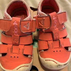 Plae shoes in Coralin Sz 7